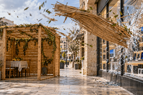סכך שעף ברוח וגרם נזק לחלון ראווה של חנות למוצרי חשמל
