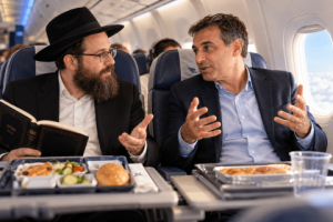 חסיד חב"ד ועורך דין משוחחים בטיסה על הקטנת הנזק לפי ההלכה